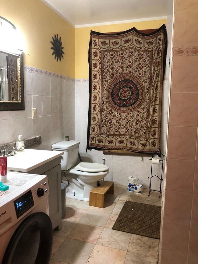 Building Photo - No Brokers Fee, In-Unit Washer and Dryer, Eat-in Kitchen, Stainless Steel Appliances, Porch