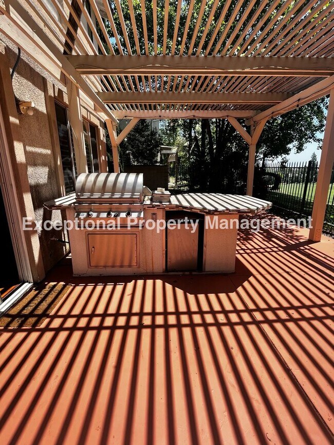 Building Photo - Beautiful Golf Course Home