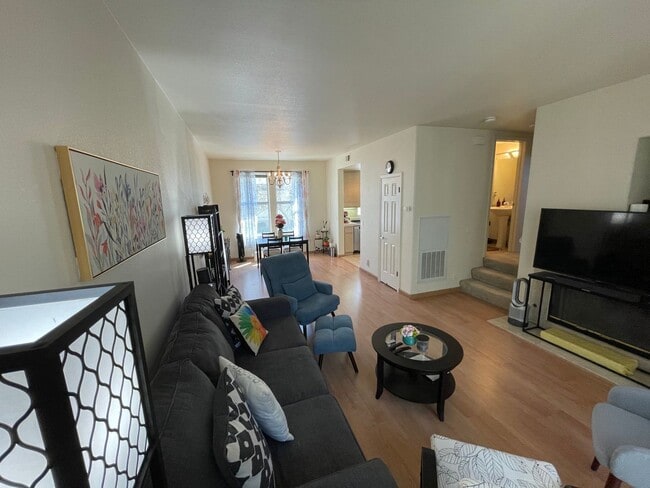 Building Photo - Rare Villagio 2 level townhome with garage and balcony, plus Den