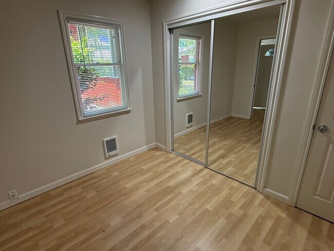 Building Photo - One Bedroom Cottage Style Home in Central Everett
