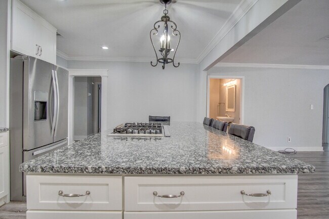 Building Photo - East Hill 3BR Home Near Bayview Park with Office, Hot Tub, Workshop & Detached Garage