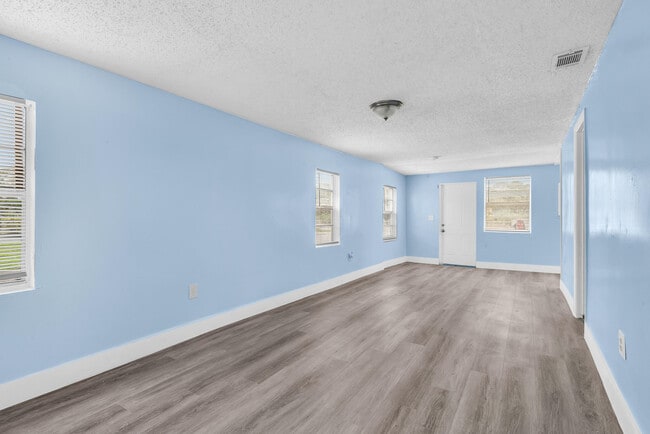 Building Photo - 1497 Silver Beach Rd