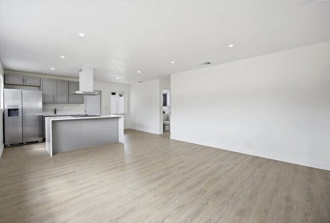 Building Photo - 737 W Ilex Dr