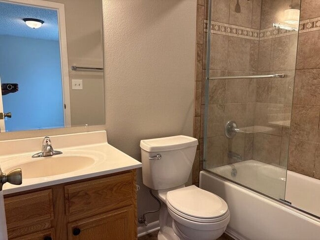 Building Photo - **Updated 2-Level Townhome in Fort Collins...