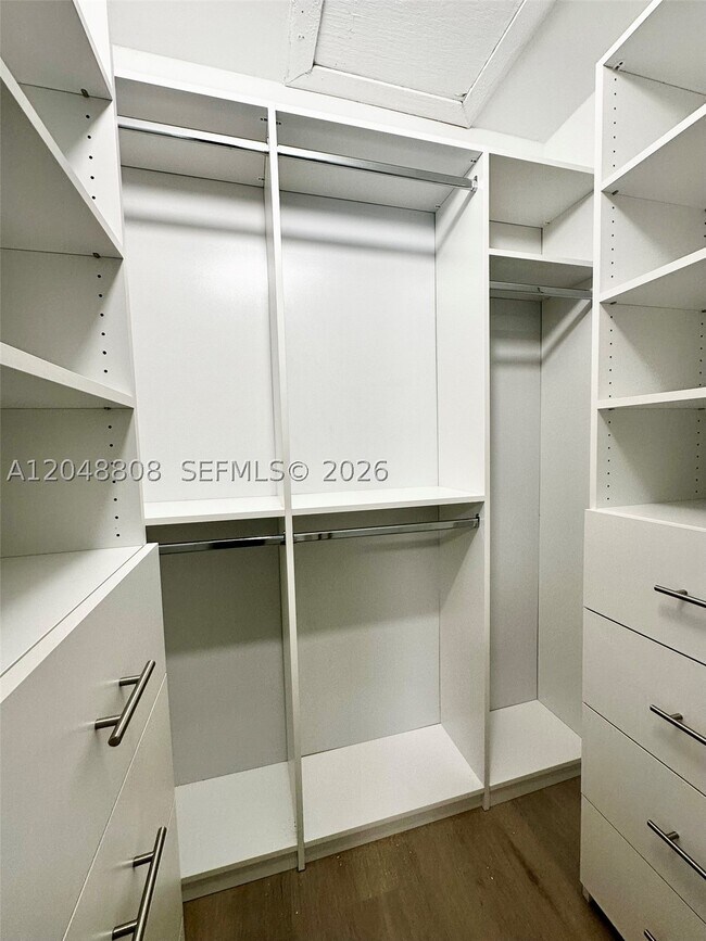 Building Photo - 2540 W 67th Pl