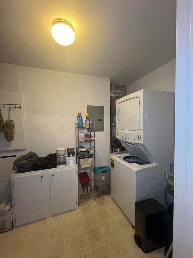 Building Photo - Furnished! Breezewood ground floor unit, Open floor plan, fire place, patio, large closets, wood ...