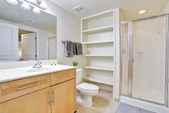 Building Photo - 550 14th St S