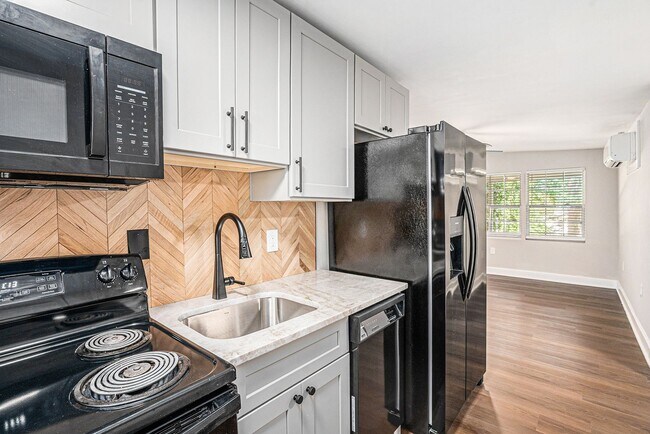 Building Photo - Fully Renovated Cottage near Downtown Smyrna!