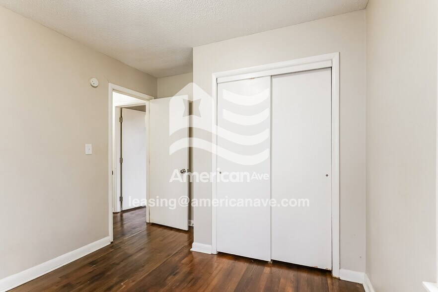 Building Photo - 1107 Ave I