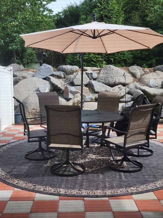 Building Photo - Well Maintained Large townhome in Steele Creek