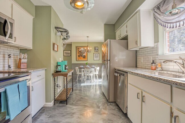 Building Photo - 3 BED | 3 BATH | POOLER | FURNISHED