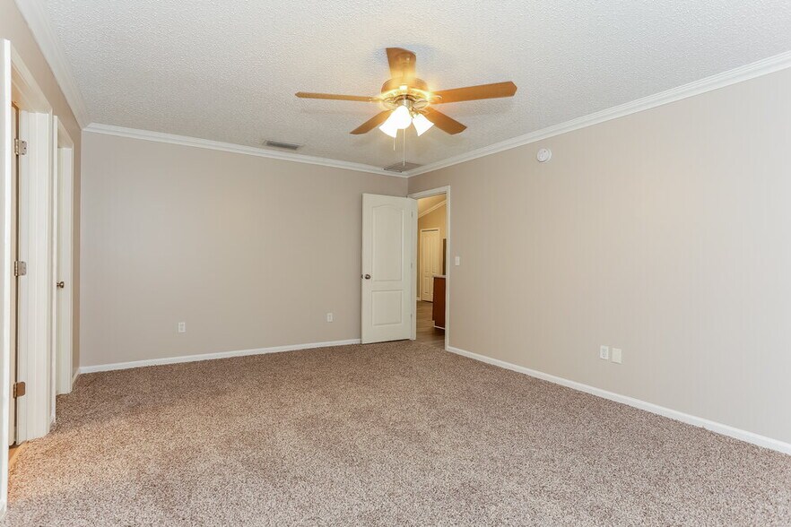 Building Photo - 14196 Crestwick Dr W