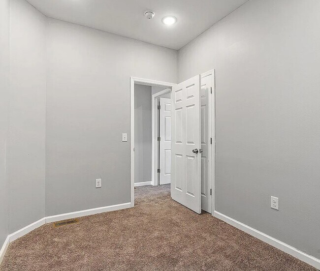 Building Photo - 1754 Georges Ln