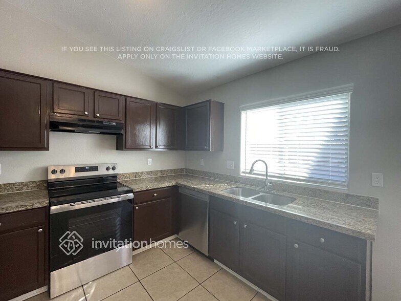 Building Photo - 10763 W Rio Vista Ln