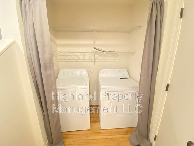 Building Photo - 910 NE Indiana St