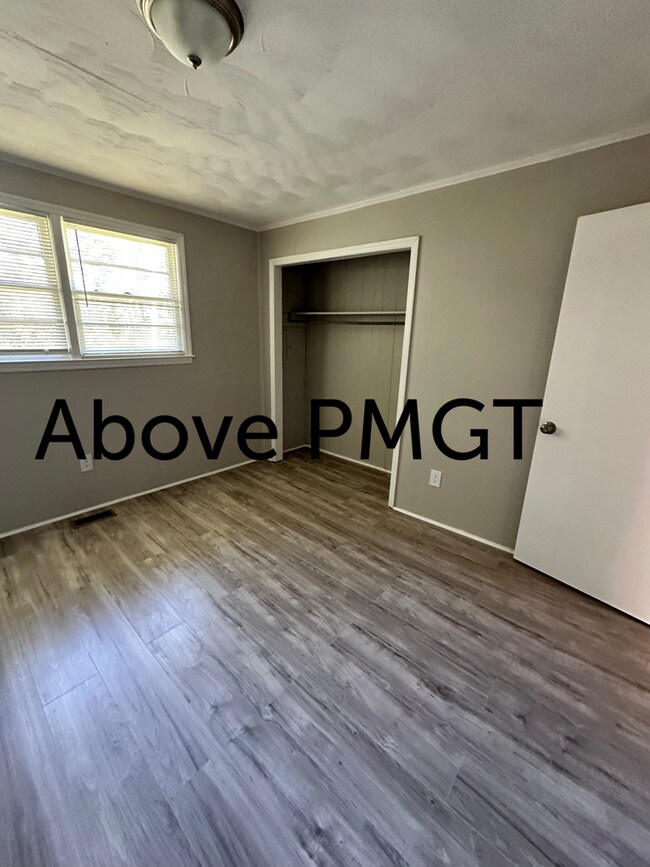 Building Photo - Duplex 2 bedroom- 1 Bath