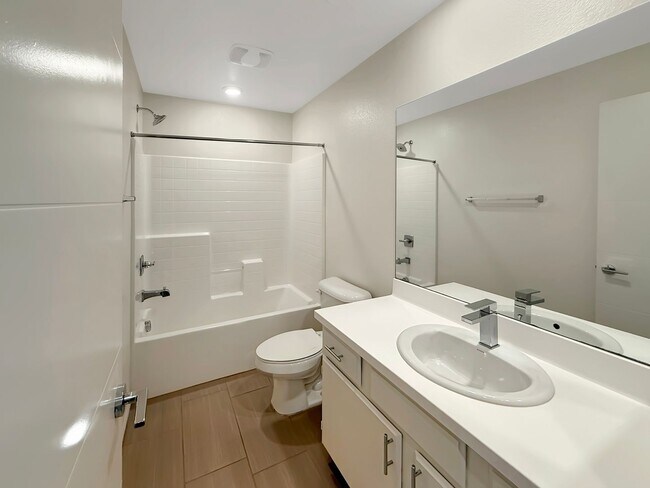 Building Photo - Spacious 4BR/3.5BA Townhome in Otay Ranch ...