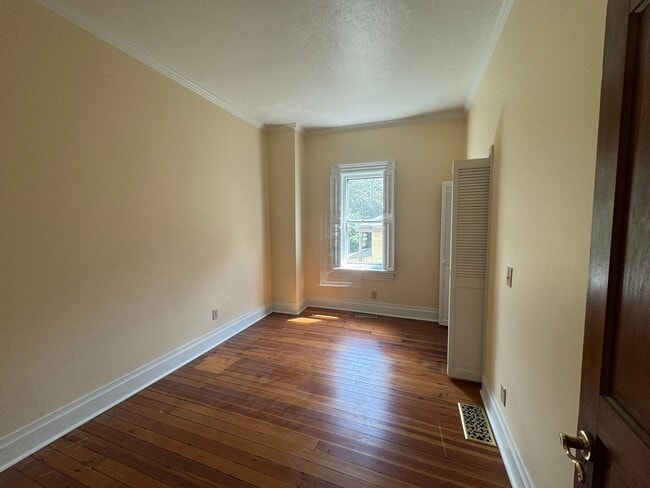 Building Photo - Beautiful German Village Home with Parking...