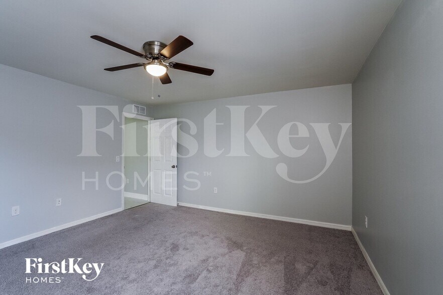 Building Photo - 2918 NW 5th Ave