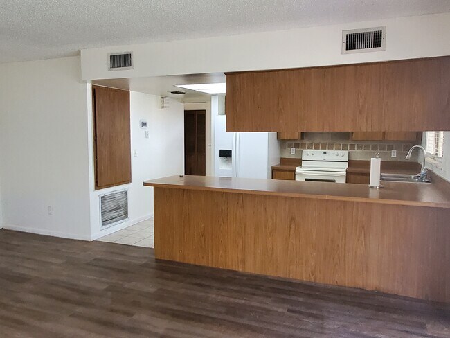 Building Photo - 4624 Landscape Dr