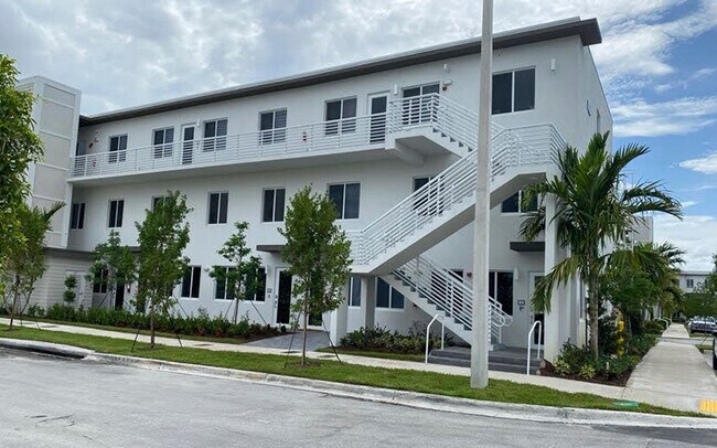 Building Photo - 6425 NW 103rd Pl