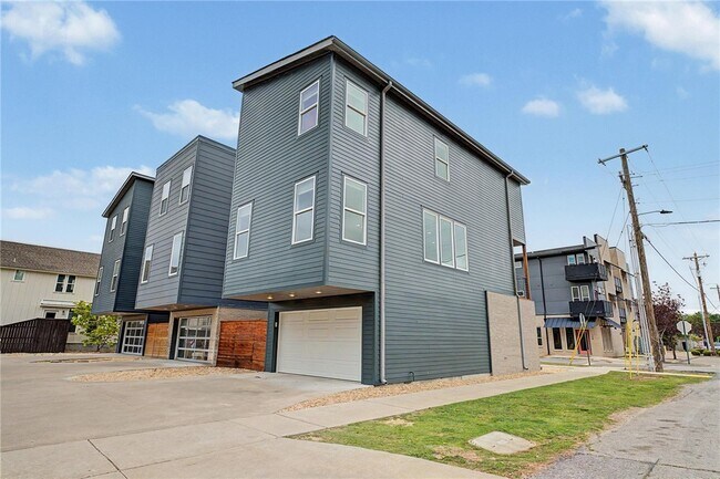 Building Photo - 644 SW B St