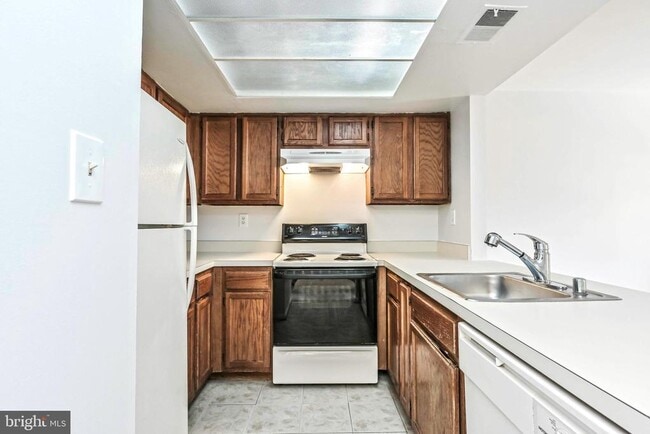 Building Photo - 2406 S Walter Reed Dr