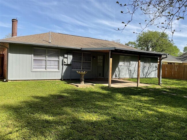 Building Photo - 16966 Glen Eagle Dr N