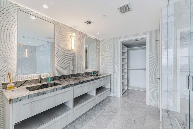 Building Photo - 3131 NE 7th Ave