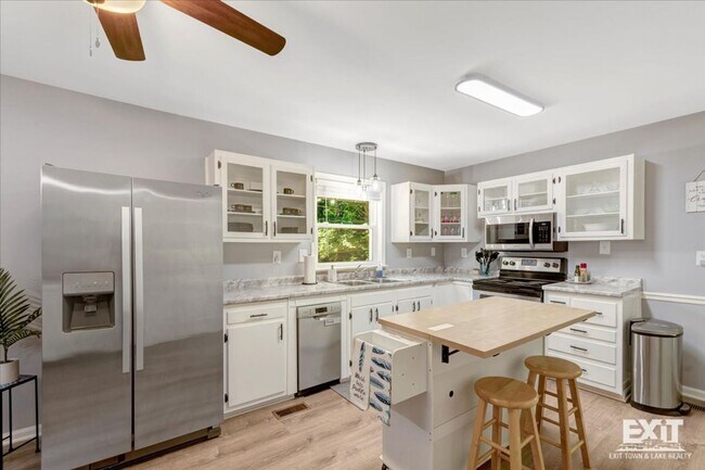 Building Photo - Beautiful Fully Furnished 3 Bed, 2 Bath Ho...