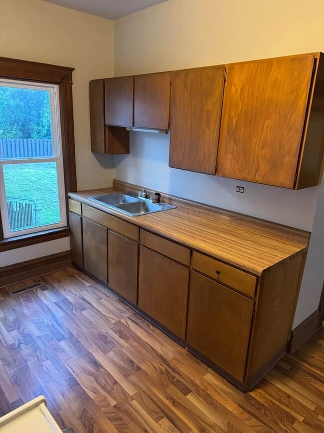 Building Photo - House for Rent!