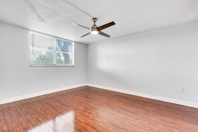 Building Photo - 9080 Lime Bay Blvd