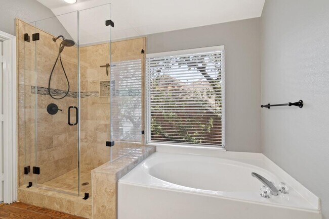 Building Photo - 10724 Thoroughbred Dr