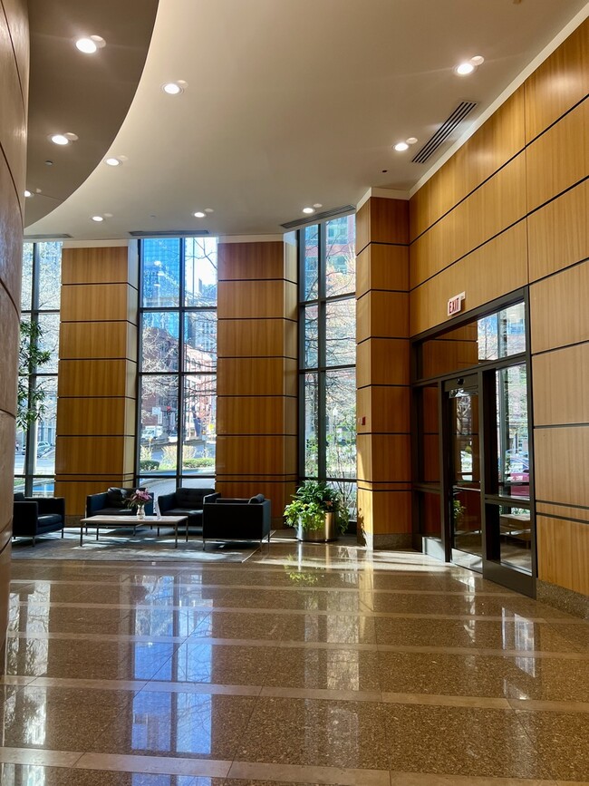 Building Photo - 400 N La Salle Dr