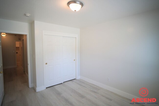 Building Photo - Lovely Home in Southwest Bakersfield!-SOLA...