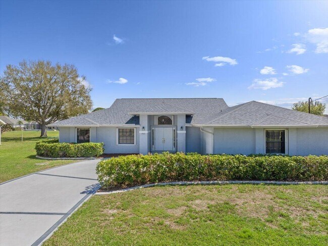 Building Photo - 1902 SE Gaskins Cir