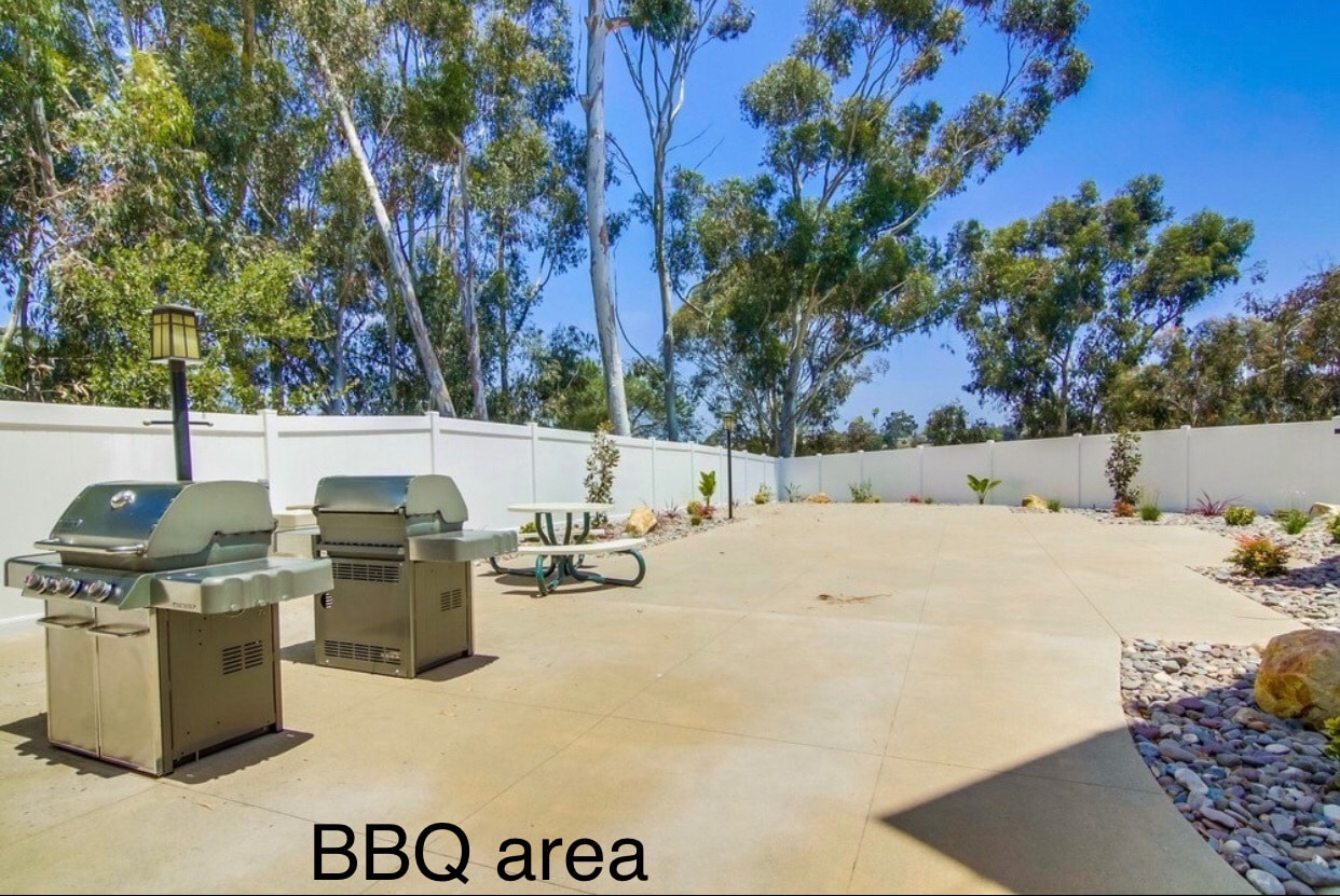 Suncrest Villas BBQ area - 3030 Suncrest Dr unit 402