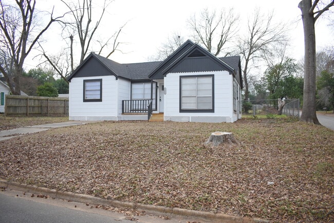 Building Photo - 221 N Sanders St