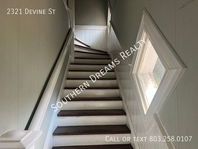 Building Photo - Charming 2-Bedroom Home in Prime Devine St...