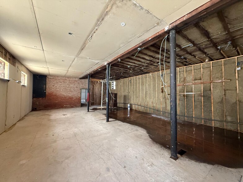 Building Photo - 2394 W 3rd St