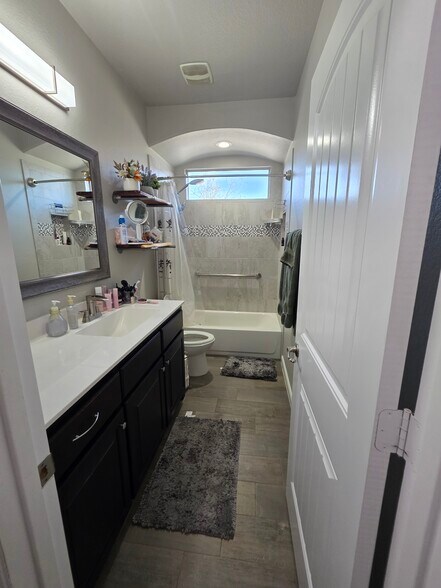 Building Photo - 9136 Grovehurst Rd