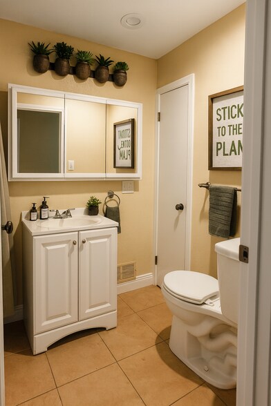 Front bathroom - 56 Glenaire Dr