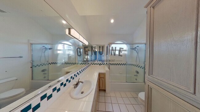 Building Photo - Beautiful 3BD 3.5BA Townhome in Newport Heights