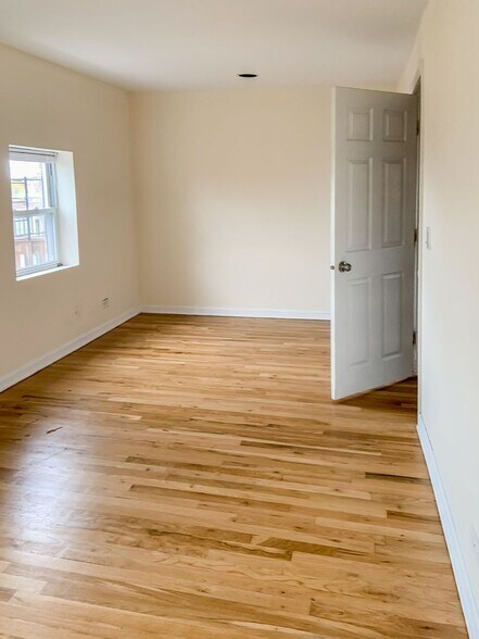 Building Photo - 2327 N Southport Ave