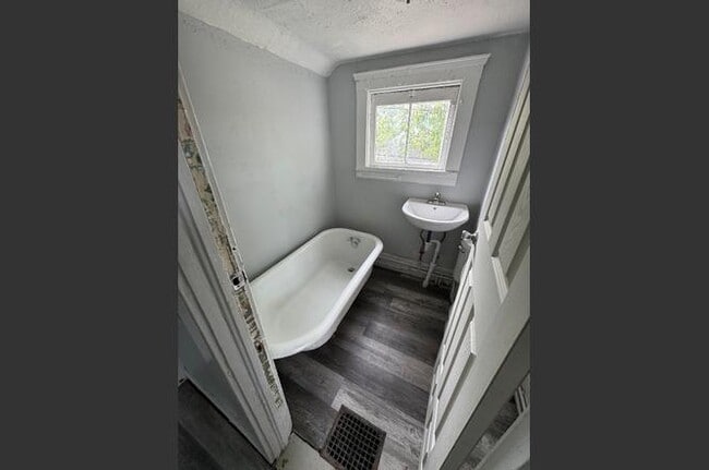 Building Photo - 3124 W 11th Pl