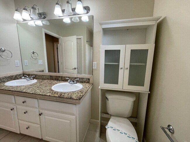 Building Photo - 5 Bed 2.5 Bath + a Den in Tigard/Bull Mountain - Solar Panels, Central A/C and More!