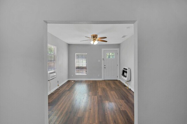 Building Photo - Updated 2 Bedroom Rental with Large Backyard