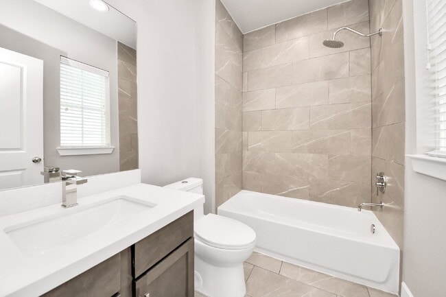 Building Photo - City views, smart layout, and Houston convenience?