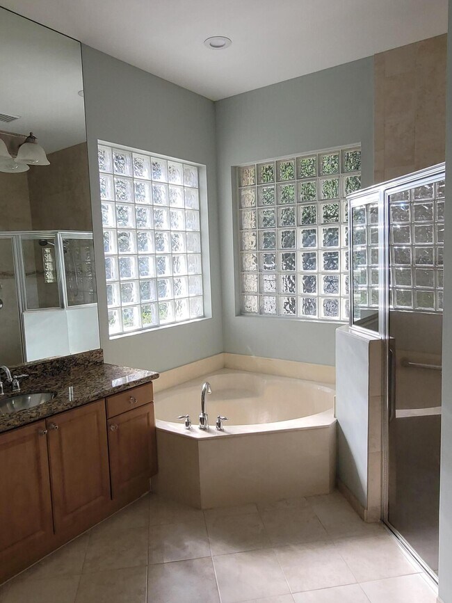 Building Photo - 9335 Plantation Estates Dr