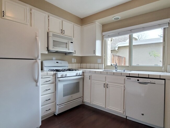 Building Photo - Spacious Townhome in Central Location, A/C...